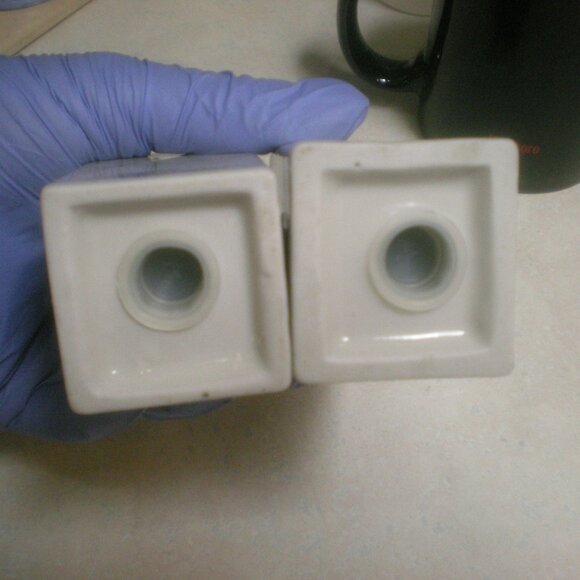 DELFTS BLUE  Vintage     Salt & Pepper Shakers - Picture 4 of 4